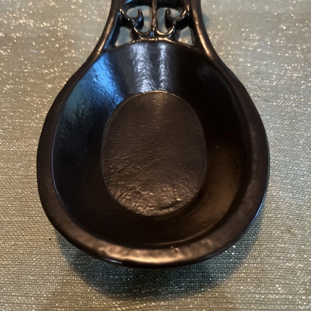 Vintage Style Cast Iron Spoon Rest Black Fleur De Lis Padded Bottom EUC